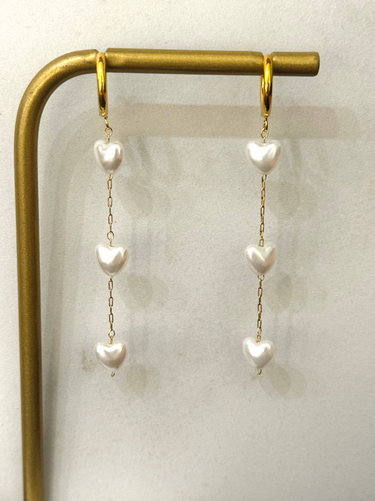 Hängande hjärtörhängen med hoops