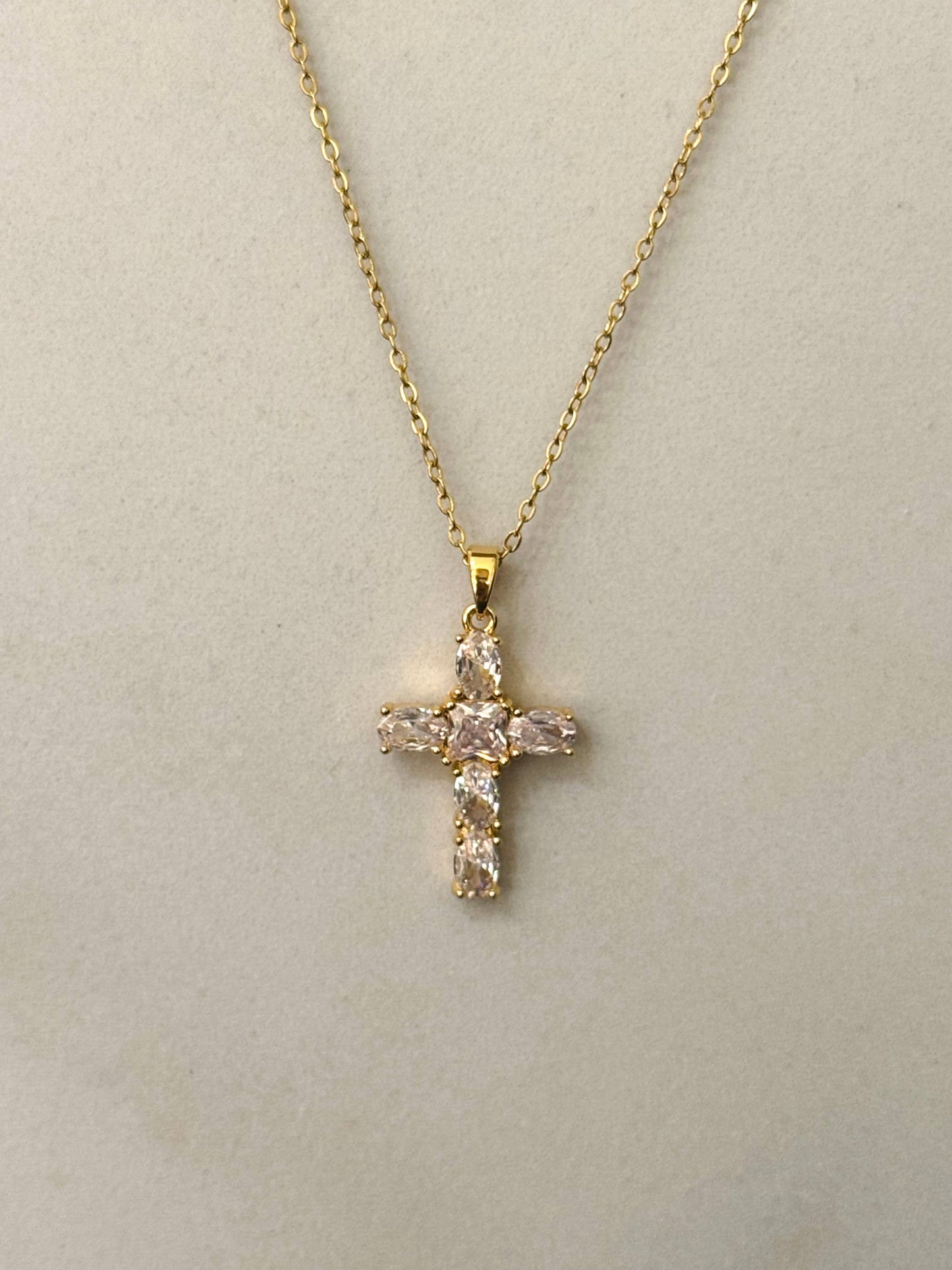 Halsband med kors och zirkoniumstenar