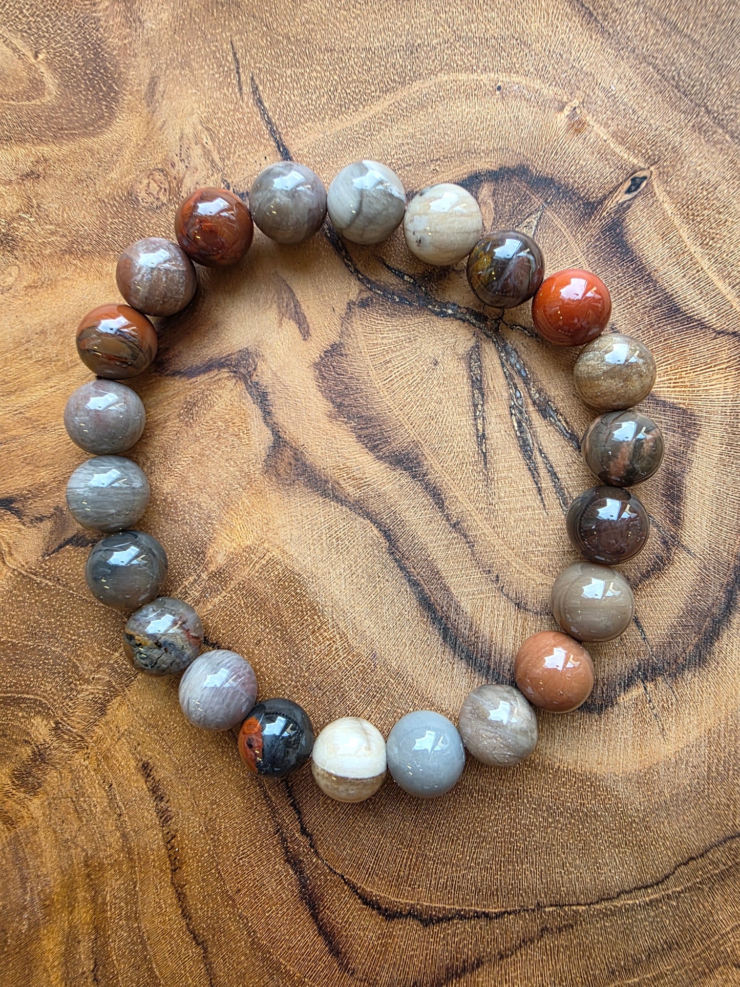 Armband i fossiliserat trä och ädelsten