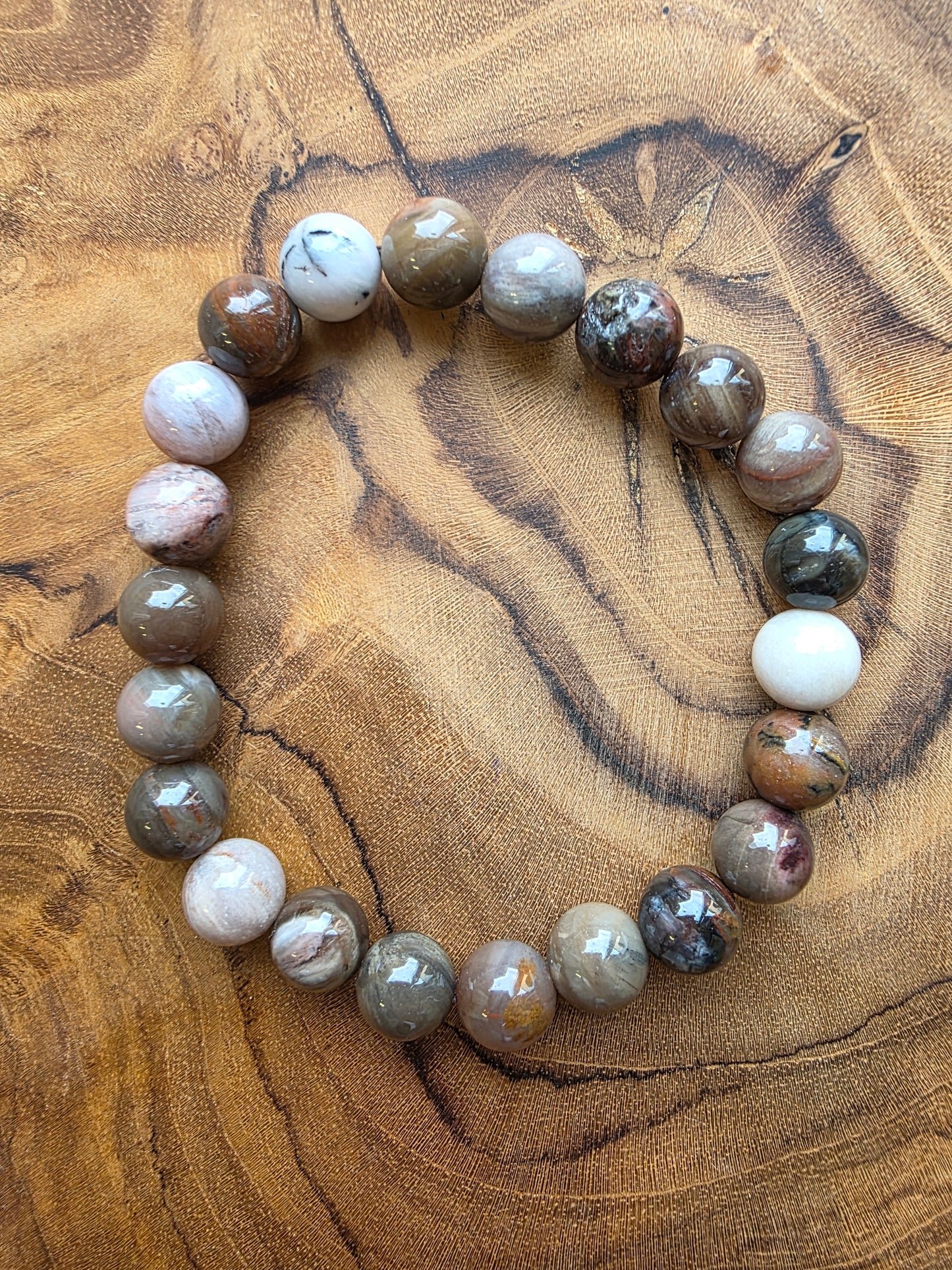 Armband i fossiliserat trä och ädelsten