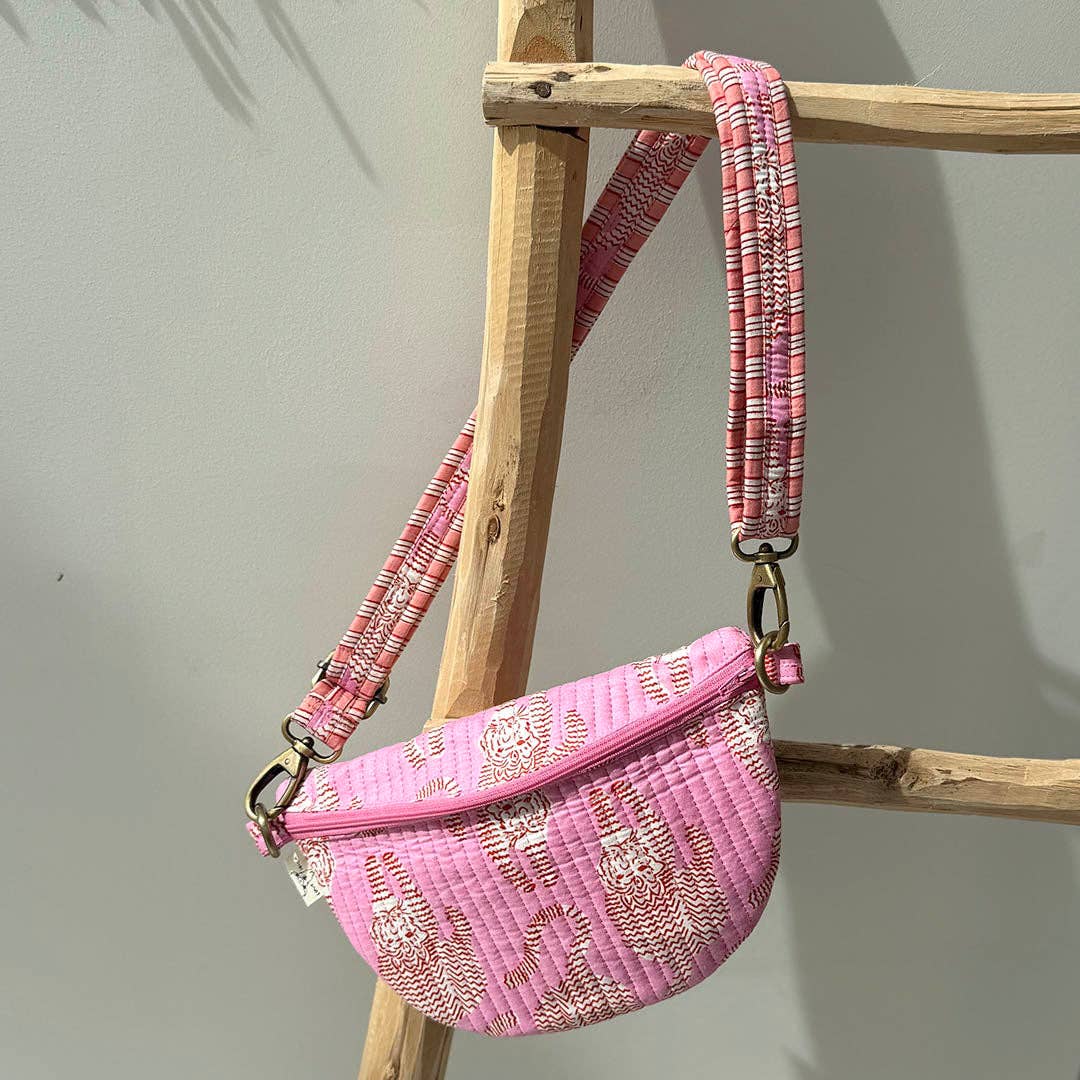 Rosa leopardmönstrad crossbodyväska