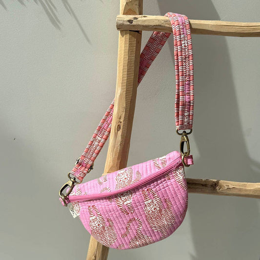 Rosa leopardmönstrad crossbodyväska