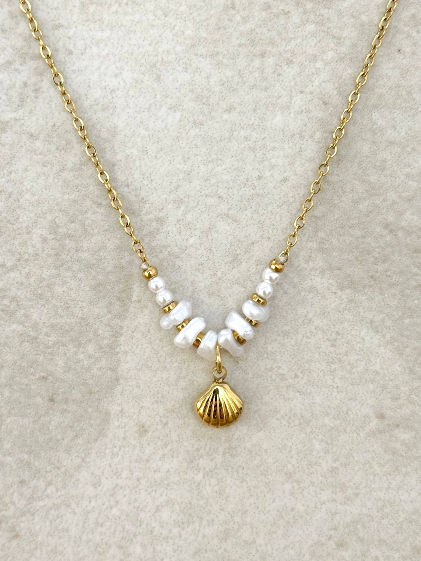 Bohemiskt halsband med snäcka och pärlor